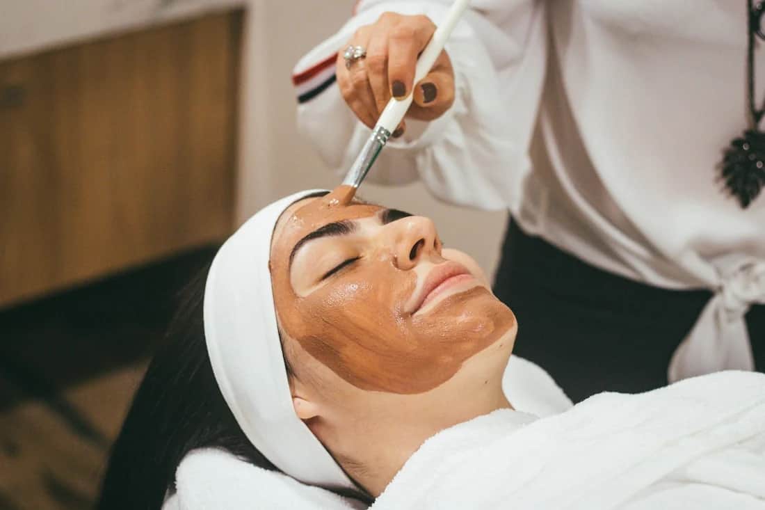 صورة توضيحية للعناية التجميلية بالوجه