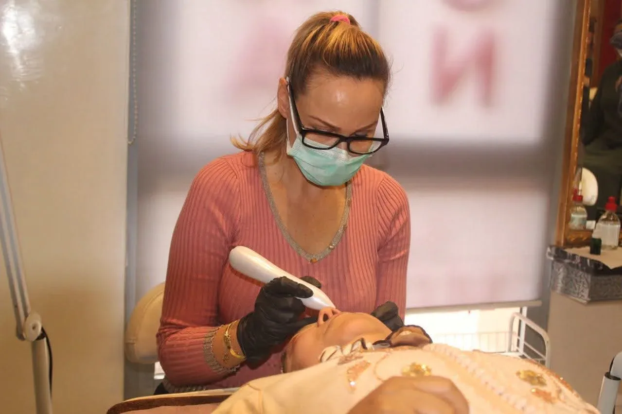 تطبيق عملي للعناية بالوجه باستخدام جهاز تجميلي خلال حصة تدريبية